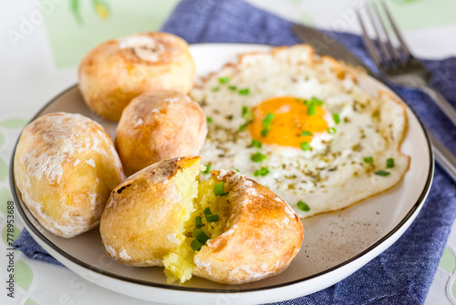 baked potatoes with fried eggs