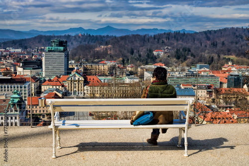ljubljana, slowenien- frau auf einer bank mit panoramablick
