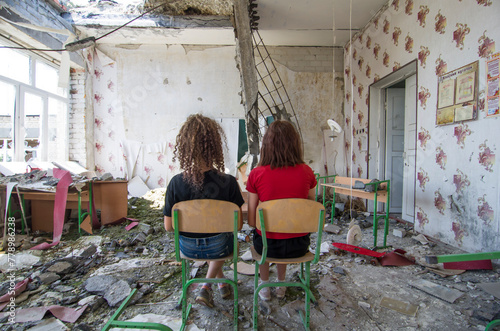 Uczennice w zniszczonej przez wojnę szkołę w Donbasie na Ukrainie © tafel