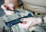 Składanie pistoletu przez żołnierza (kobietę) armii ukraińskiej