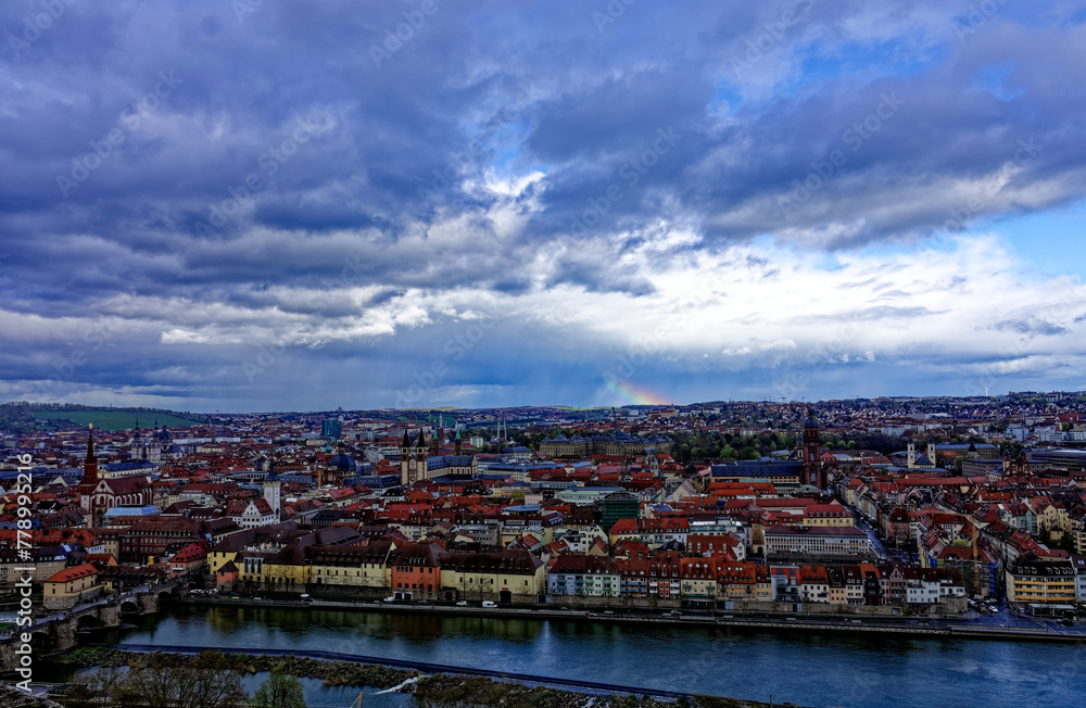Obraz premium A beautiful day in the medieval city of Wurzburg on a rainy day.