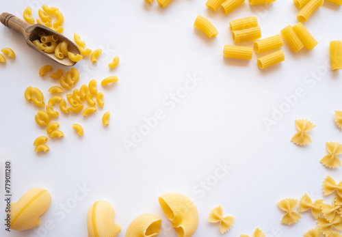 Pastas variadas en una superficie blanca photo