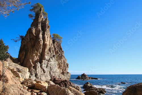 Una roca puntiaguda en una cala en la costa mediterránea