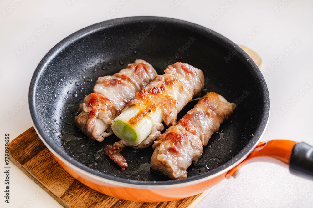 フライパンで焼く白ねぎの豚肉巻き フライパンで焼く白ねぎの豚肉巻き