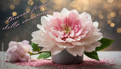 biglietto o striscione per augurare una buona festa della mamma in rosa con un fiore rosa sotto in un vaso e un altro posto a terra su uno sfondo grigio e oro con cerchi effetto bokeh