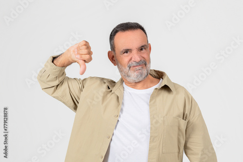 Canvastavla Senior man showing thumbs down in disapproval