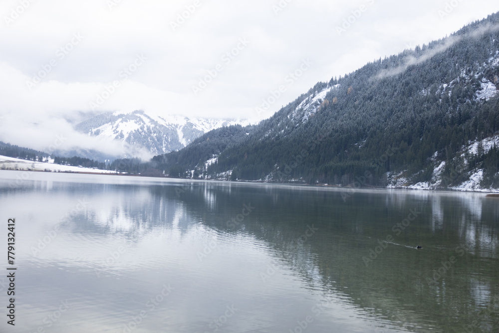 See im Tannheimer Tal in Österreich mit schneebedeckten Bergen und wunderschöner Aussicht