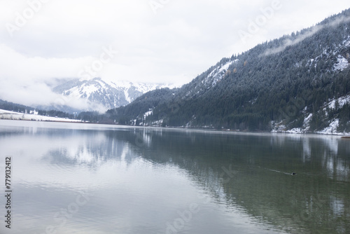 See im Tannheimer Tal in Österreich mit schneebedeckten Bergen und wunderschöner Aussicht © carolindr18