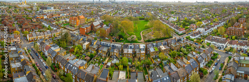 Obraz na płótnie Aerial view of houses in Chiswick, a leafy London suburb with a village feel w salonie