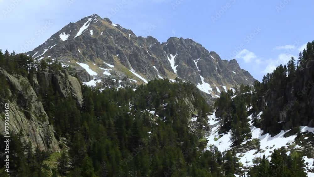 Vista general del pico 'Tuc Gran de Sendrosa en primavera. Pyrenees, Vall d'Aran, Catalonia, Spain. Vista general del pico 'Tuc Gran de Sendrosa en primavera. Pyrenees, Vall d'Aran, Catalonia, Spain.