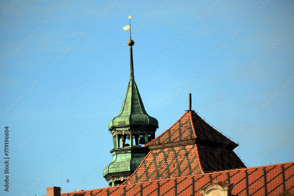 Obraz premium Wieża i dach zamku w Niemodlinie, Polska, widok z lotu ptaka.