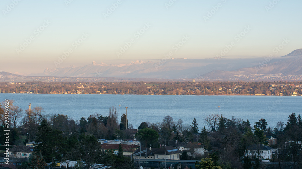 Obraz premium vue sur le lac Léman et les alpes depuis Chambésy