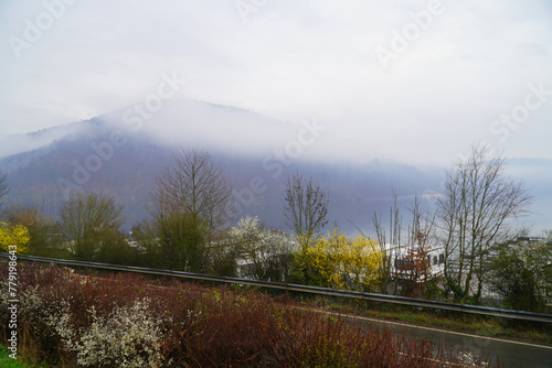 Morgendlicher Nebel über dem Edersee in Hessen an einem Frühlingstag