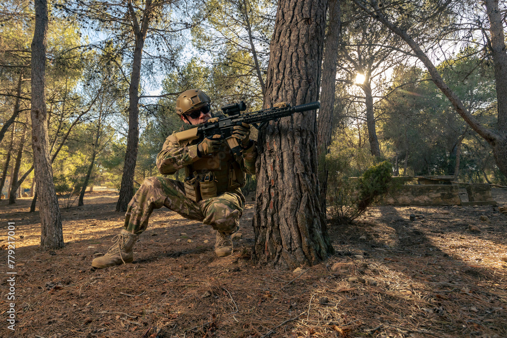 soldado jugador de airsoft escondido en plena batalla