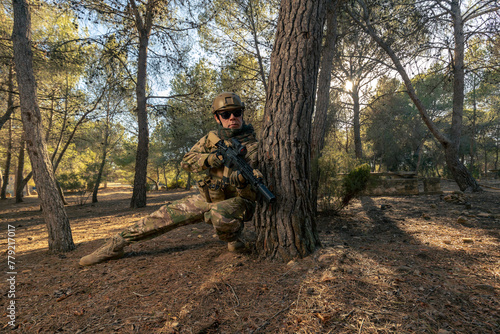 soldado jugador de airsoft escondido en plena batalla