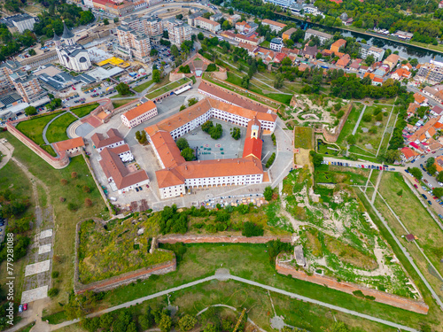 Fotografía Panorama view of Oradea Fortress during a summer day in Romania
