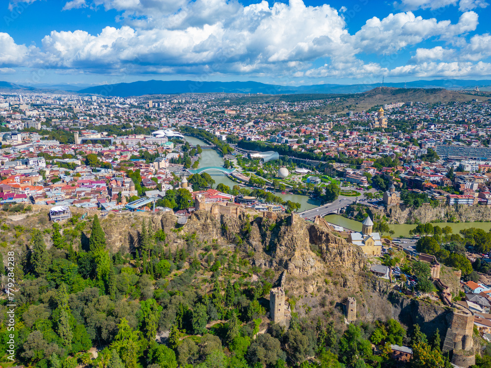 Obraz premium Narikala fortress overlooking downtown Tbilisi in Georgia