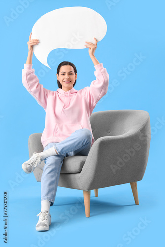 Young woman with blank spee...