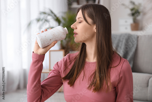 Sporty pregnant woman drink...