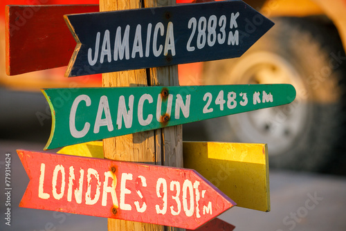 letrero de playa distancia cancun, jamaica, londres