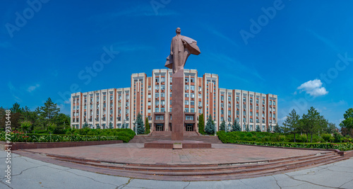 Foto Lenin statue in front of the Transnistrian Government in Tiraspol, Moldova