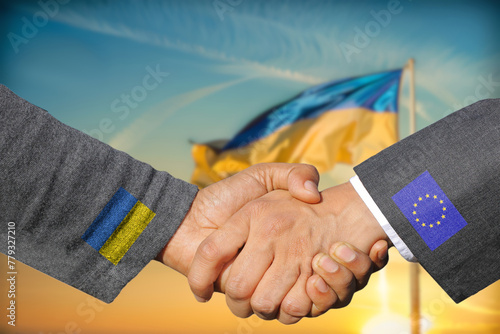Flagge von Ukraine und Handschlag zwischen Ukraine und EU © studio v-zwoelf