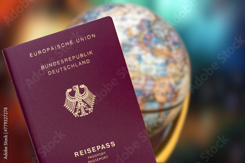 Deutscher Reisepass und ein Globus © studio v-zwoelf