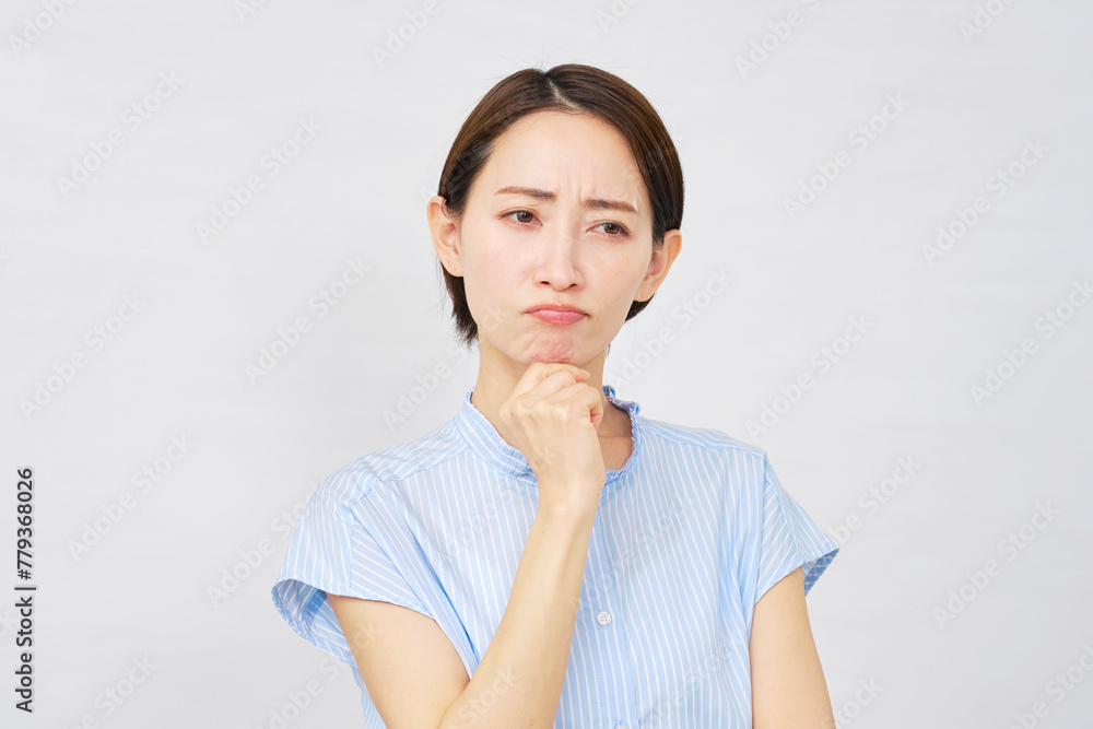 悩む女性 白背景 悩む女性 白背景