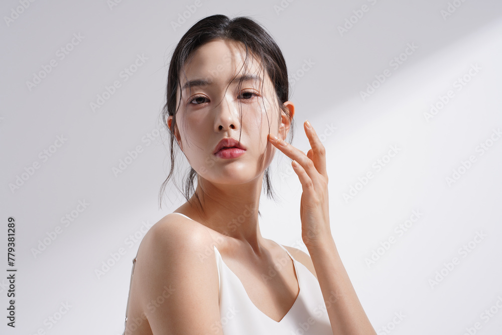 光と影の背景で撮影をした若い韓国人女性の美容イメージ