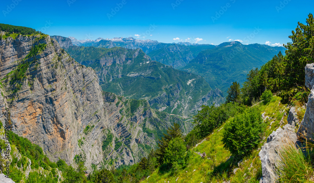 Obraz premium Grlo Sokolovo viewpoint over border between Montenegro and Albania