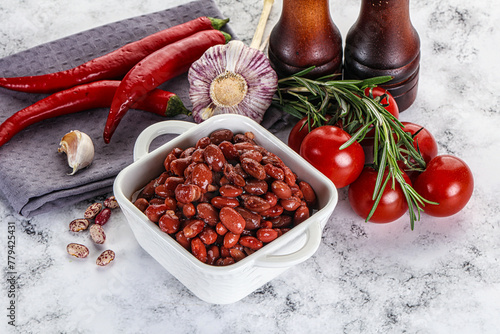 Red canned beans in the bowl © Andrei Starostin