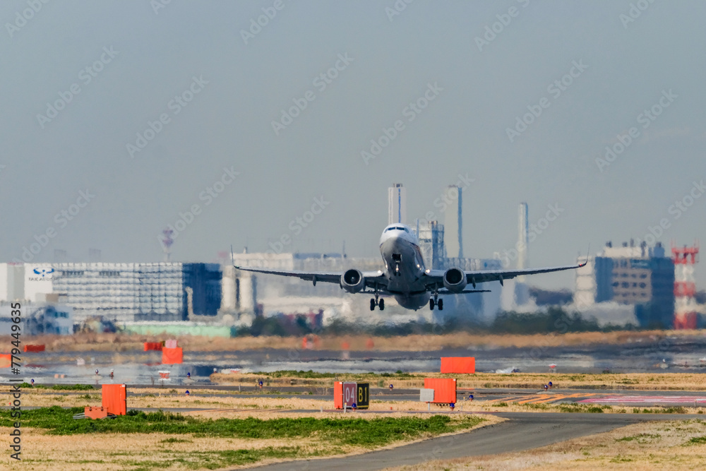 Fototapeta premium 東京を離陸していく飛行機