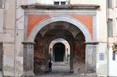 Obraz na płótnie Napoli - Atrio di accesso alla Basilica di San Gennaro fuori le mura w salonie
