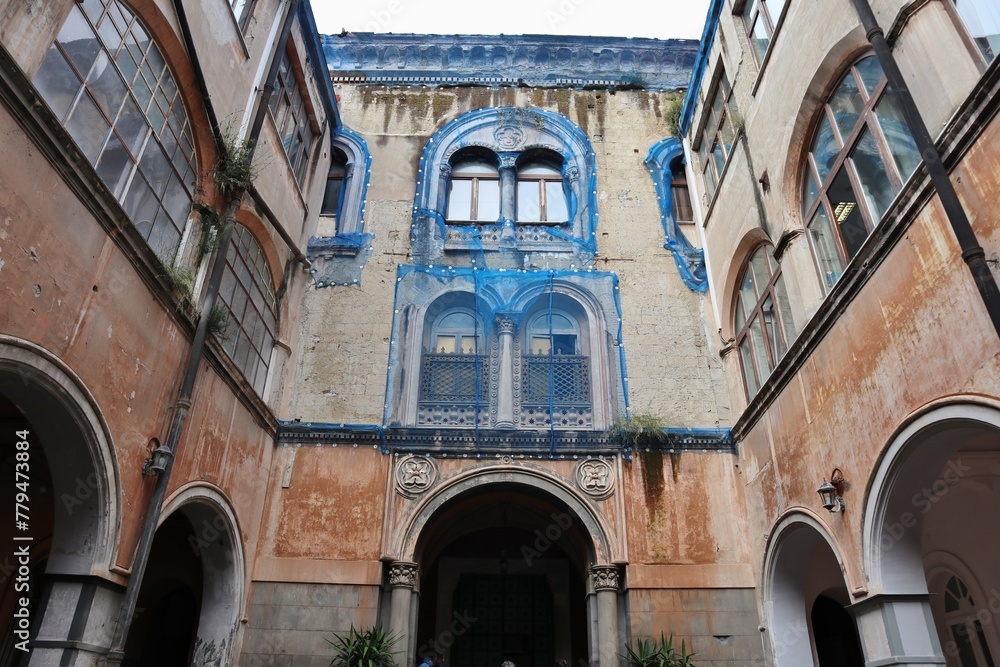 Napoli - Basilica di San Gennaro fuori le mura dal portico di accesso