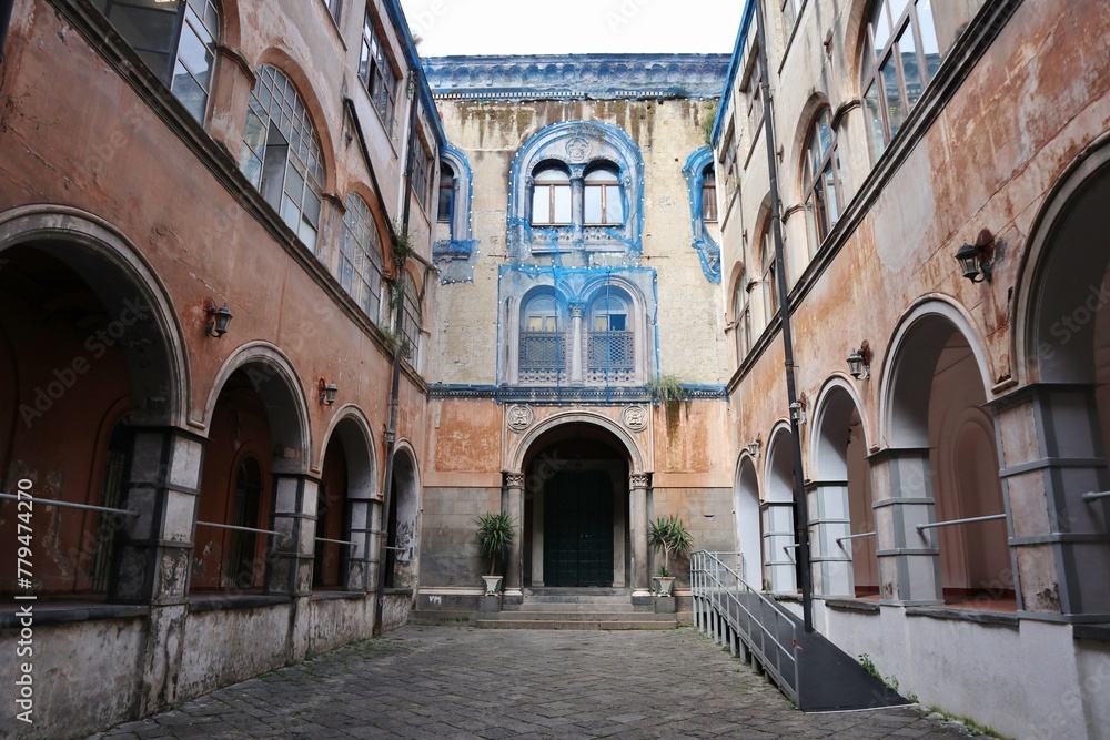 Napoli - Entrata della Basilica di San Gennaro fuori le mura