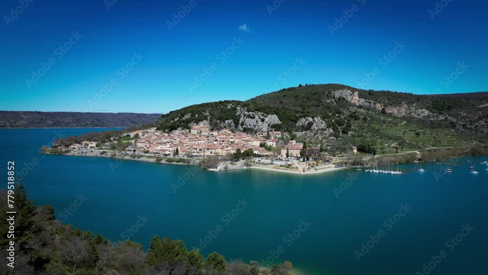 Vue aérienne sur le magnifique village de bauduen au bord du lac de sainte croix, proche des gorge du verdon grand site touristique, filmé au drone 4K 60fps Vue aérienne sur le magnifique village de bauduen au bord du lac de sainte croix, proche des gorge du verdon grand site touristique, filmé au drone 4K 60fps