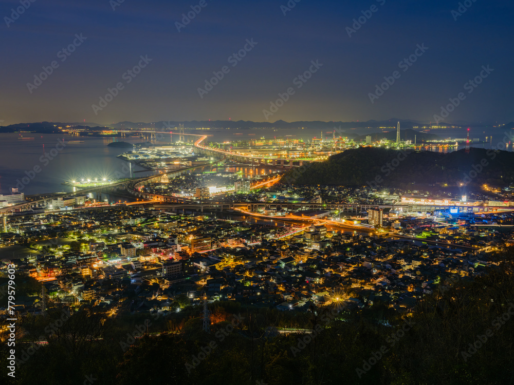Obraz premium 街の夜景 香川県の瀬戸大橋 青ノ山山頂展望台