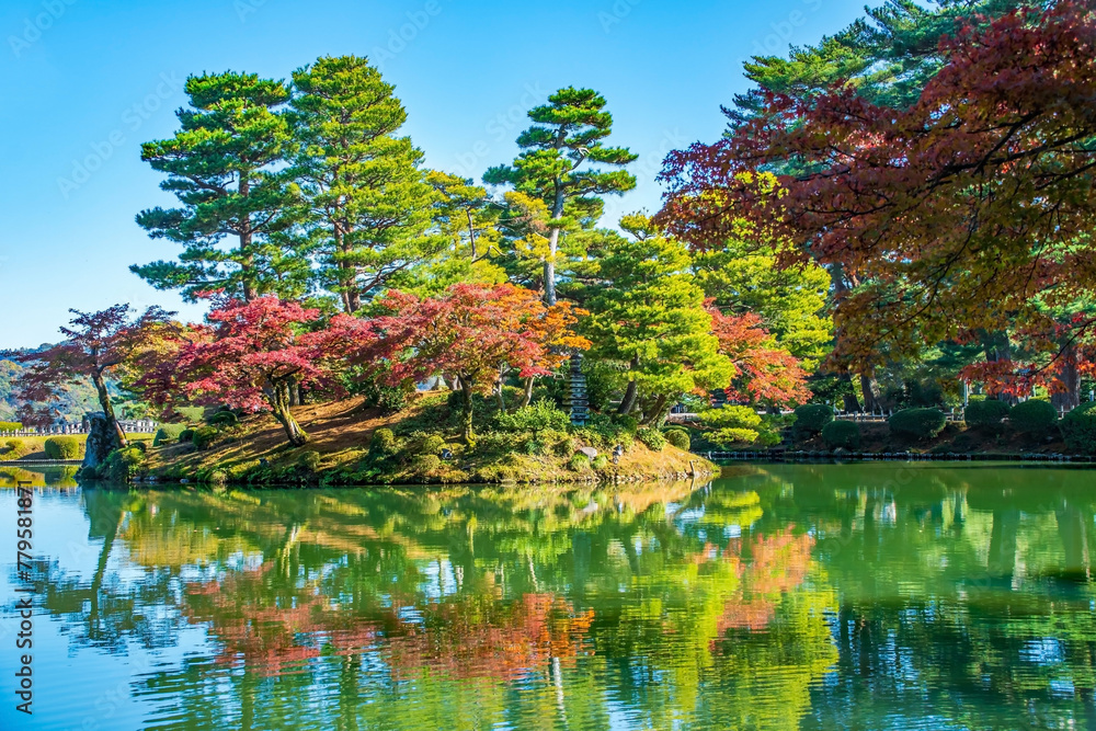  Spiegelung, Kenroku-en Garten,  Kanazawa,  Japan 