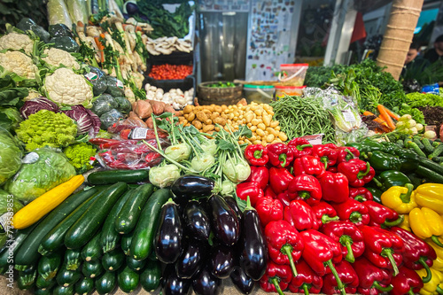 Stragan na bazarze z warzywami. Nowalijki wiosenne. Handel na bazarze. Ogórki, pomidory, rzodkiewki, papryka, fasola, kabaczki, cukinia.   © YOUR SHOT