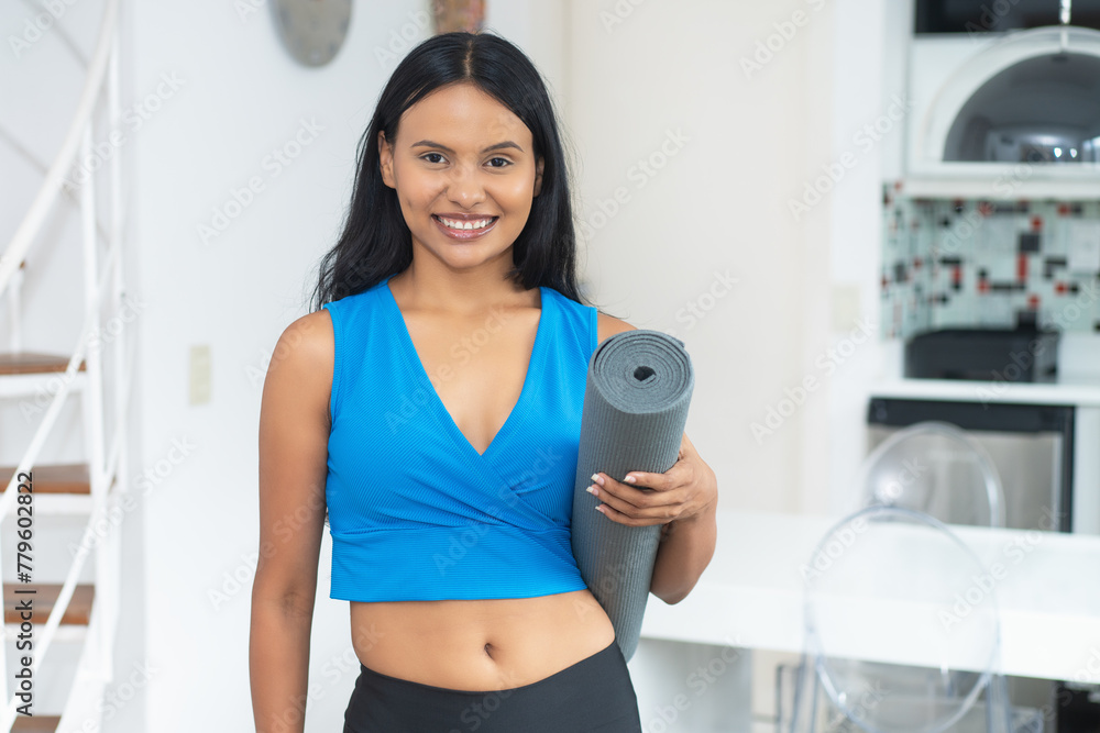 Beautiful latin american woman with yoga mat ready for class at gym - obrazy, fototapety, plakaty 