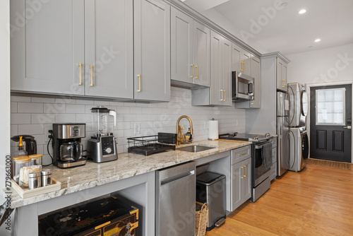 Fotografía Modern grey kitchen cabinets with elegant gold hardware on doors and backs