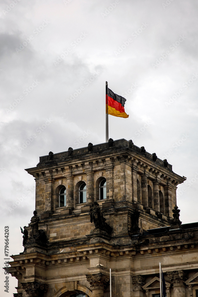 Obraz premium German flag on the building tower.