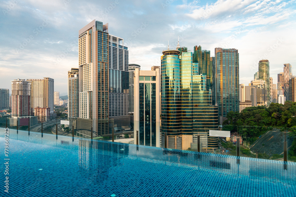 Obraz premium Kuala Lumpur cityscape, view from rooftop swimming pool,Kuala Lumpur,Malaysia.