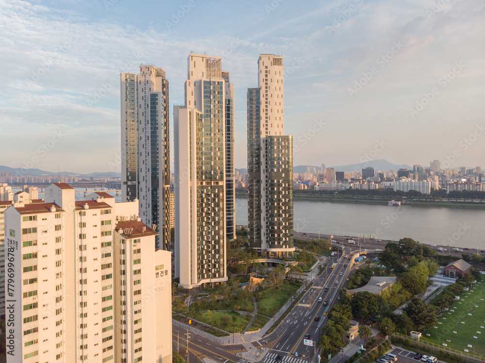 Obraz premium Sunset in Seoul. Aerial Cityscape. South Korea. Skyline of City. Han River in Background