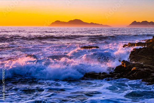 Puesta de sol en el mar con olas. R  a de Vigo. R  as Baixas. Pontevedra. Galicia. Espa  a. Europa.