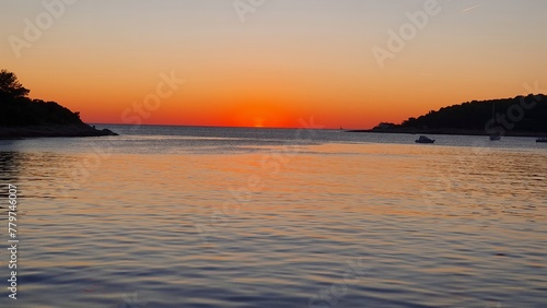 Sonnenuntergang   ber dem Meer minimalistische Landschaft Hintergrund