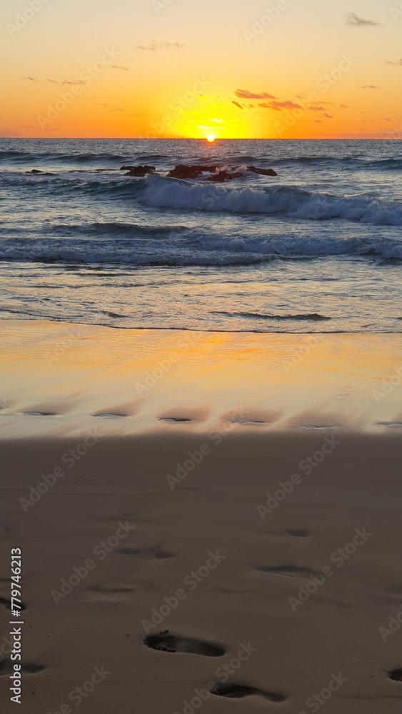 Meer Landschaft im Sonnenuntergang mit Spuren im Sand 