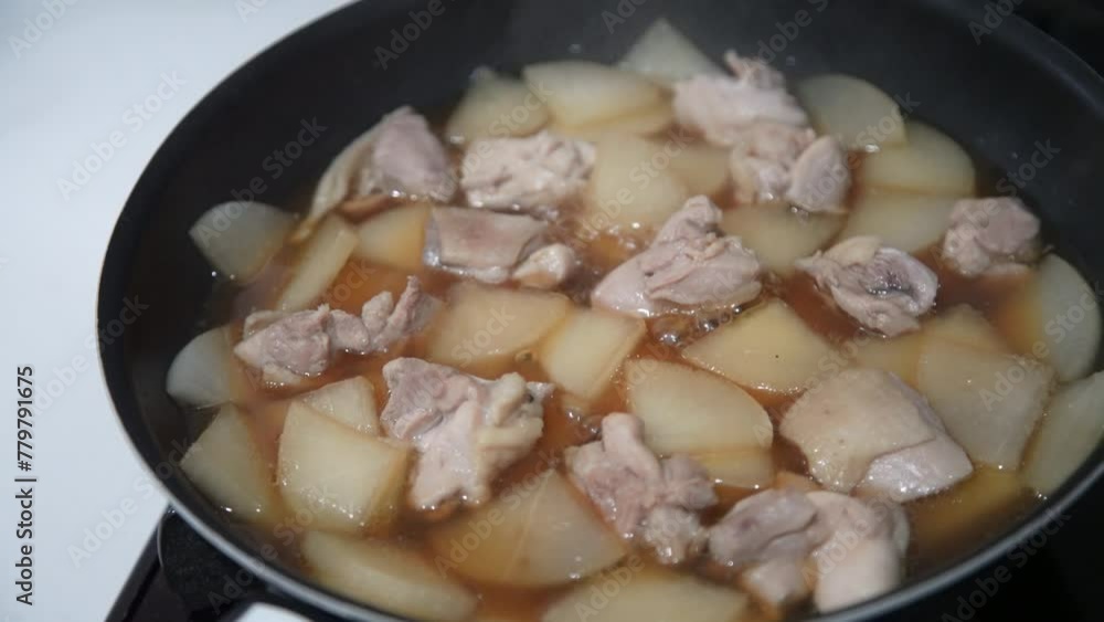 大根と鶏肉の煮物を作る様子 大根と鶏肉の煮物を作る様子