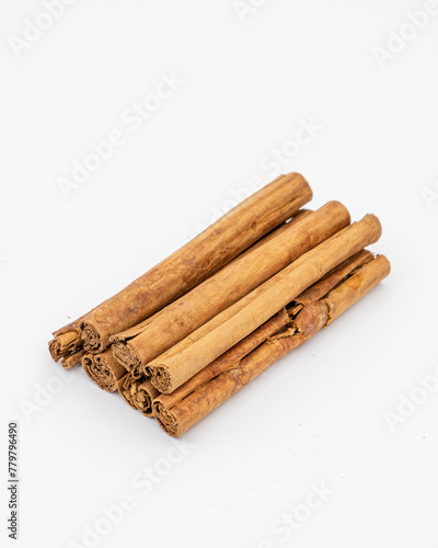  Cinnamon sticks Parallel arrangement on white background