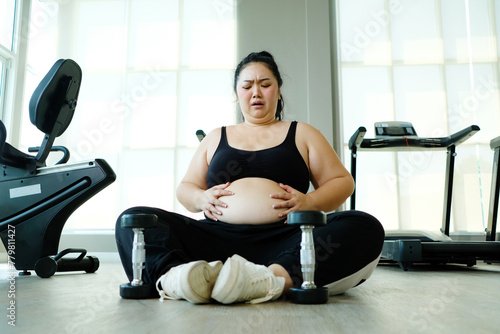 young woman, fat woman Exercise to lose weight in the fitness center.